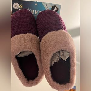 size 9.5-10 NWT Isotoner purple and light purple slippers rubber bottoms